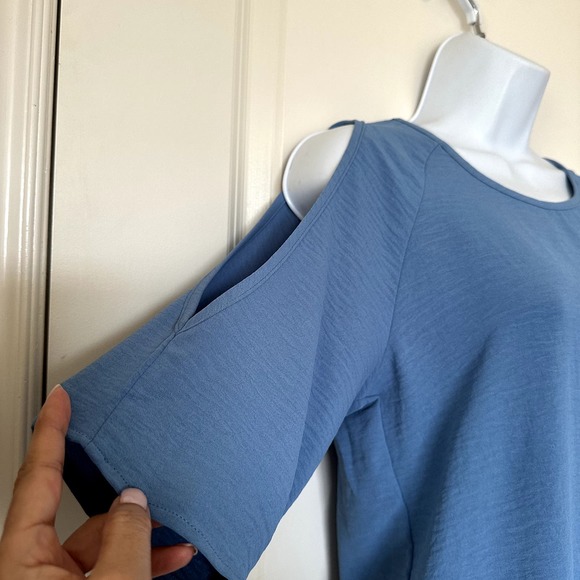 NWT C+D+M Collection Cold Shoulder 3/4 Sleeve Top Blue Size Medium - Picture 2 of 6